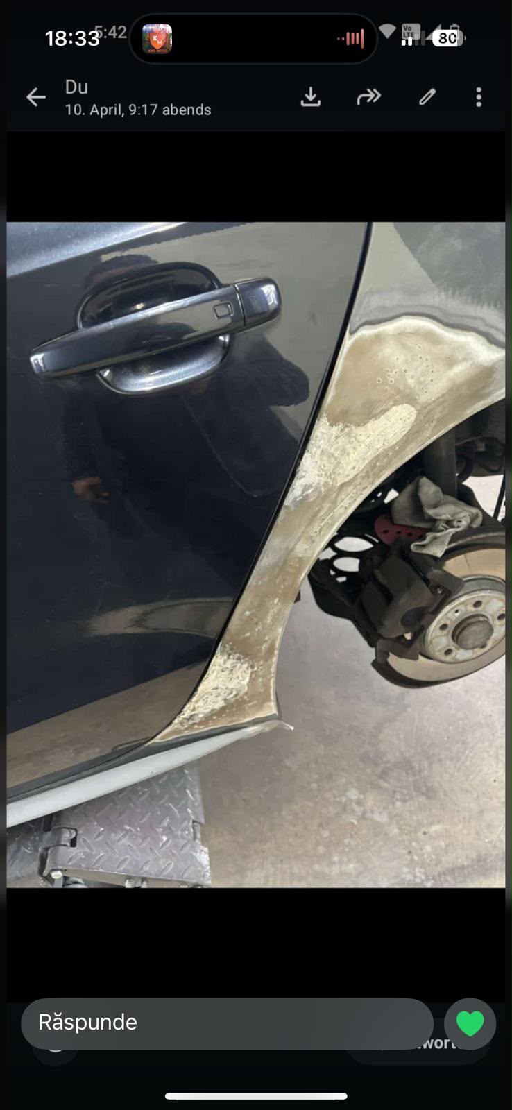 Ausgebesserte Stelle mit Spachtel während der Reparatur