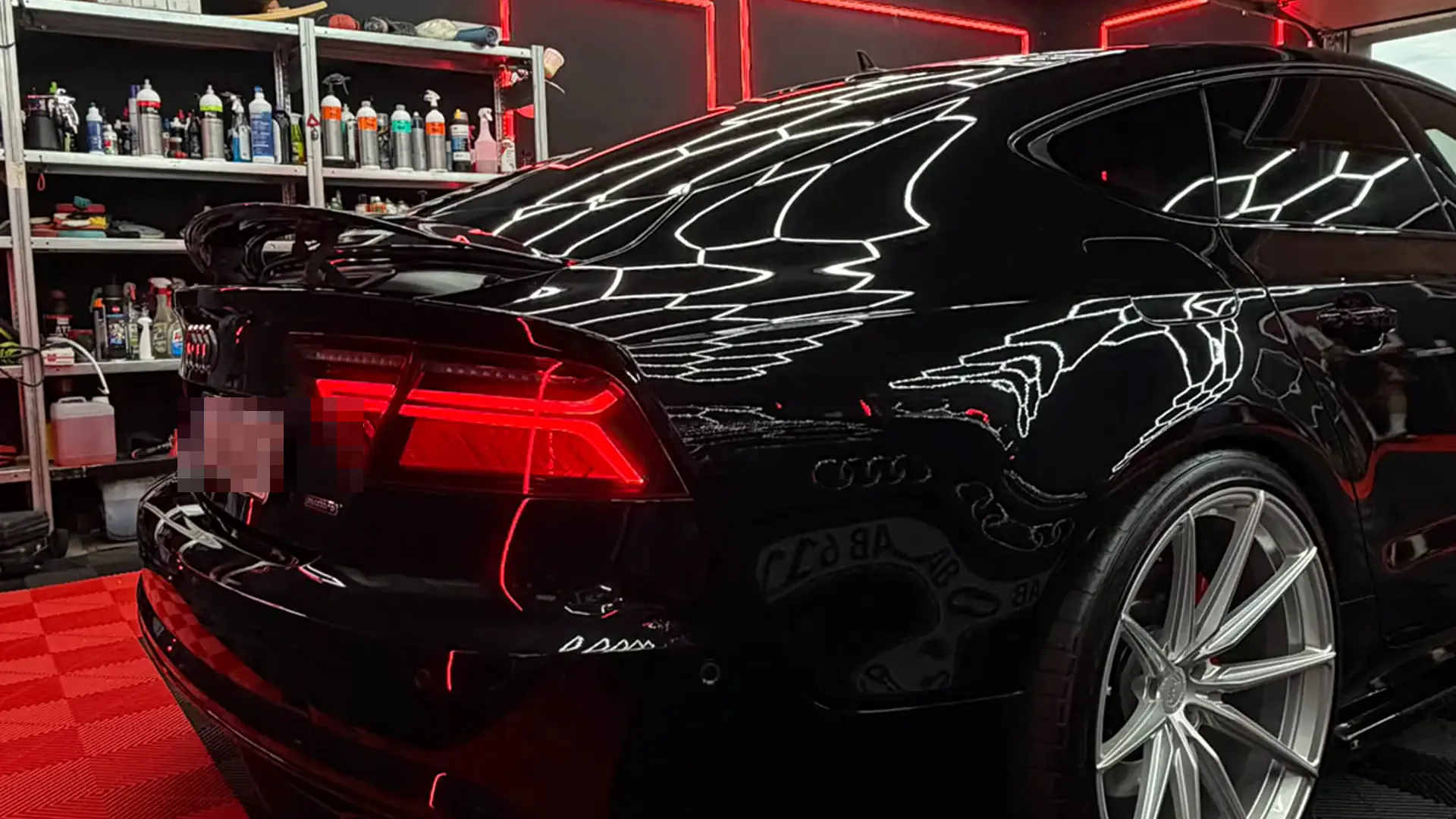 Frisch aufbereiteter Audi mit Hochglanz-Politur in der Halle von Laur Carhub