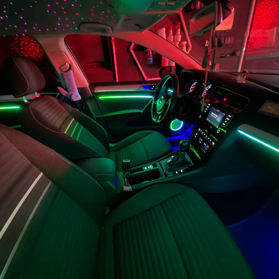 Ambientebeleuchtung im Fußraum mit RGB-Lichtleisten