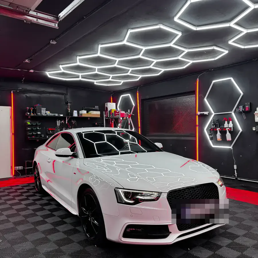 Weißer Audi RS bei der Schaumwäsche unter Hexagon-Licht
