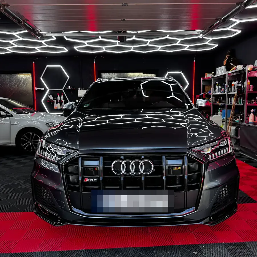 Audi RS Q8 nach Aufbereitung unter Hexagon-Beleuchtung