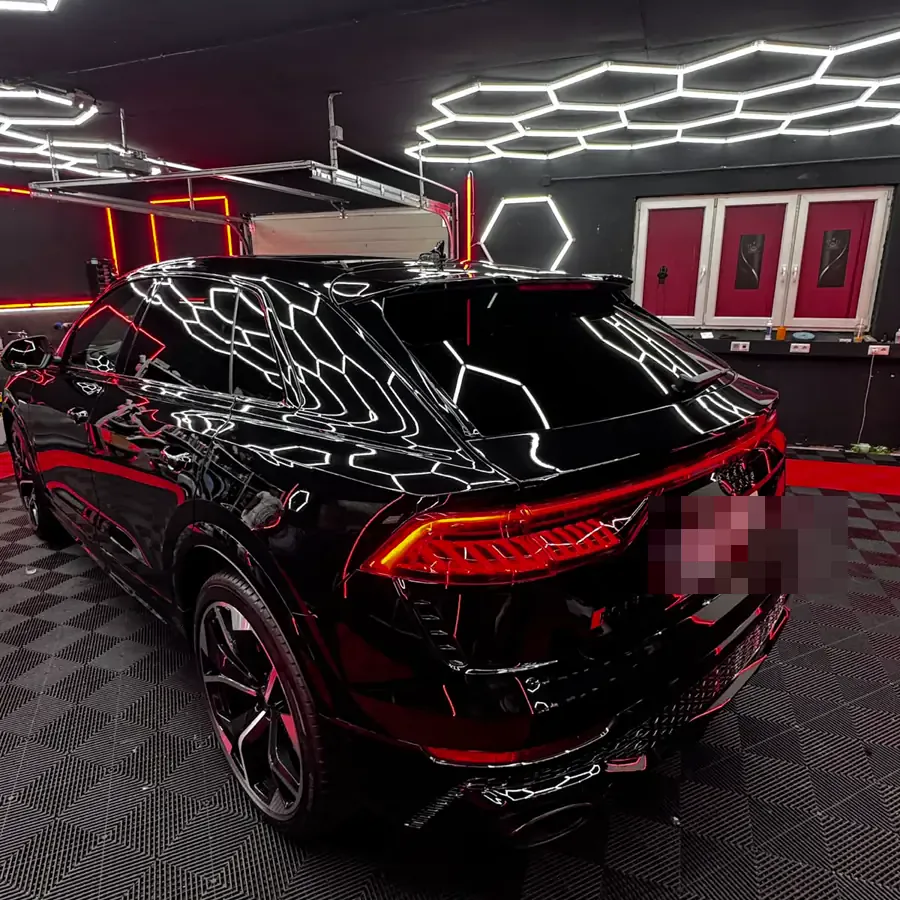 Schwarzer Audi RS Q8 mit Hochglanz-Politur